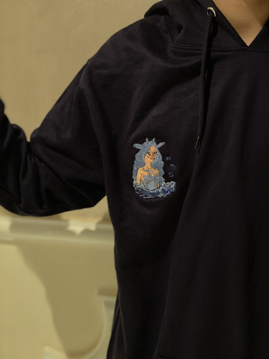 JSky_Designs's tweet image. جيناكم بالجديد😍✨
هوديز من تصاميم الرسامة @NADA_435  ♥️♥️
.
.
يمكن تغيير الحجم ولون الهودي 💕🙏🏻
يمكن تطريز الرسمة على تيشيرت او توتي باق♥️