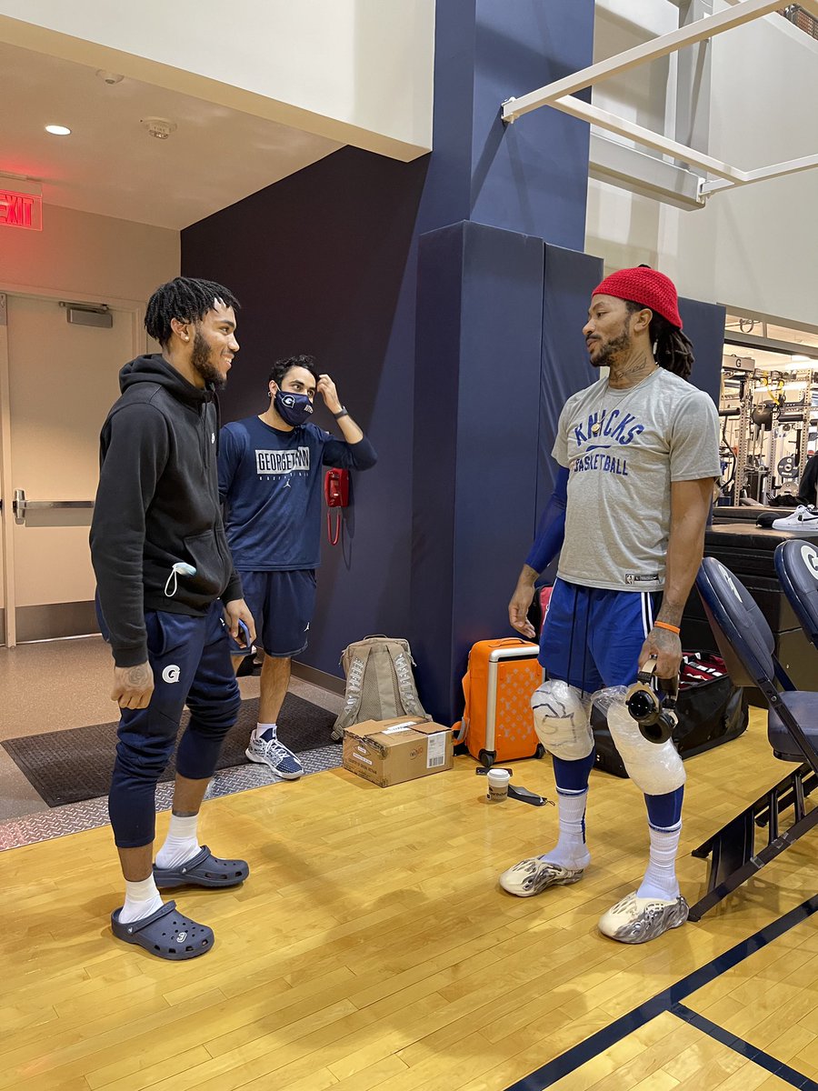 MrsJBeard's tweet photo. #DRose Point God!! #TylerBeard #HoyaSaxa 2 Chitown Kings link! πΆ #Chicago https://t.co/HWSCXxmqXC