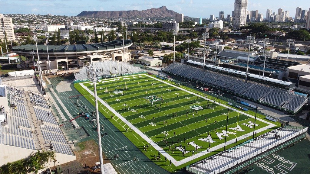 uhmanoa's tweet photo. 🏟️ A limited number of fans will be allowed to attend @HawaiiAthletics events in the second half of October after the City and County of Honolulu and state announced a relaxation of COVID-19 restrictions ➡️ https://t.co/6rSmPUXQ1i #GoBows🌈 #BowsTogether https://t.co/rykjgvyhRt