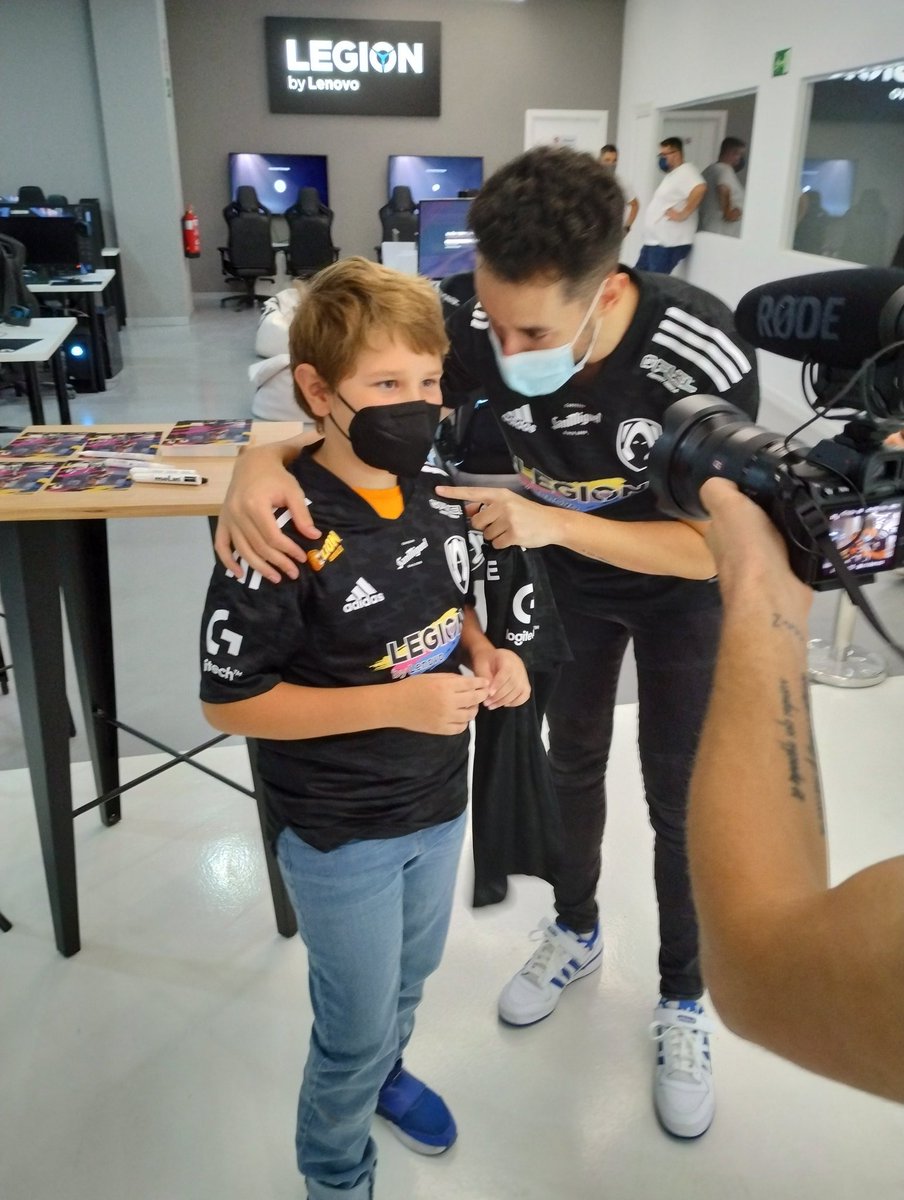jaimecas's tweet photo. @TeamHeretics @TheGrefg @HereticsHub El que colgará la camiseta firmada en su set up!!! Gracias infinitas https://t.co/yjNl3fll9v