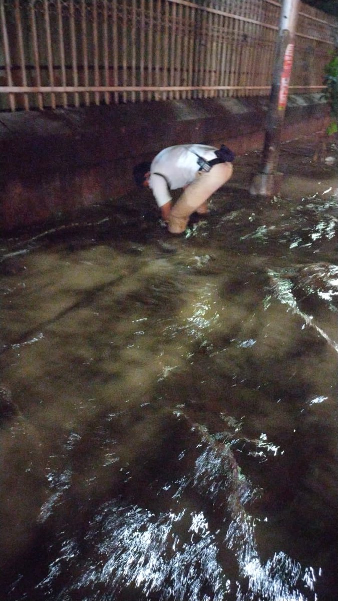 Due to heavy rain fall, water logging occured at Ambedkar statue towards Telugu Thalli  Jn. In this regard  PCs-Vijay n Kailash of Tr. PS Saifabad gave their best efforts to clear water logging for free flow traffic to facilitate the commuters  to reach their destination safely.