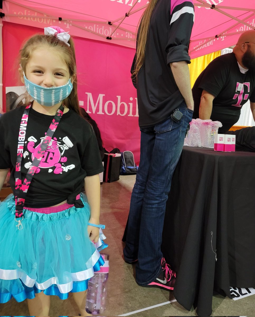 Awesome event with @TCCMobile, interacting with the community @ the #Pittsburgh home&remodeling expo!😁Folks are lovin @TMobile #homeinternet, all the free swag & more! #5G #TMobile #SeriousFun #TOPTeam #MidwestMagic Of course my sidekick rockin all her @TMobileGear 💕