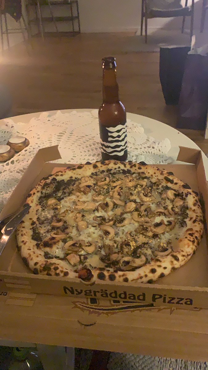 NiklasOhlstrom's tweet photo. Fina segerbira, omnipollo nebucha en riktigt 5 av 5 öl. Viktigt efter man har vunnit mot Täby inför finfrämmande på läktaren i form av min bästa segerbira kompis @JGribe #forzalila #segerbira https://t.co/GkYib2PQ5d