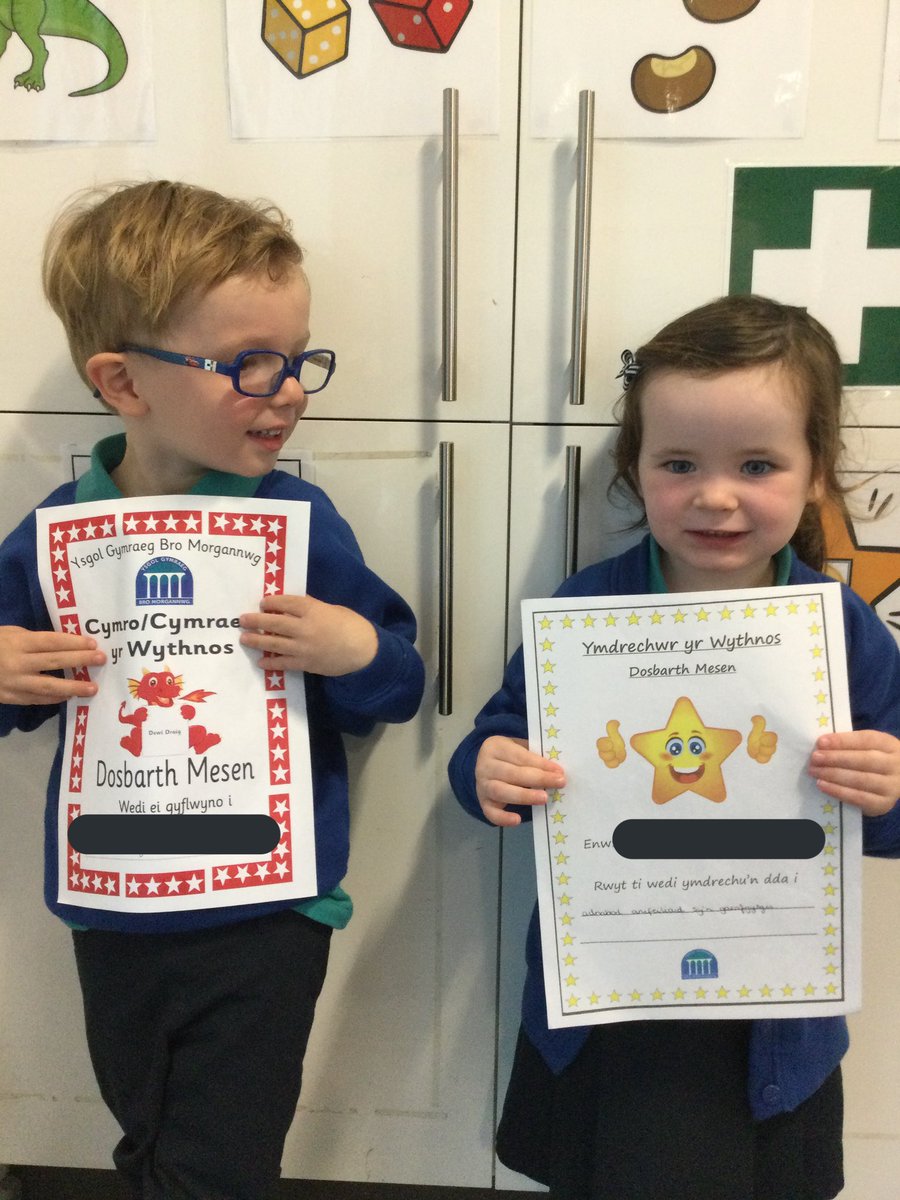Plant hapus iawn yn derbyn tystysgrifau yr wythnos hon ~ Here are some very happy children after receiving their certificates this week ⭐️