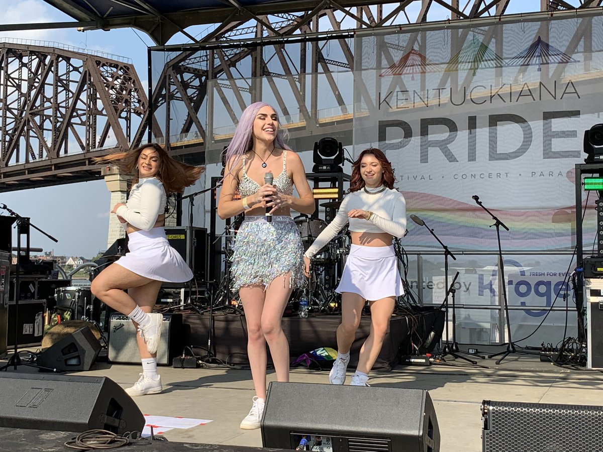 JSchipperWDRB's tweet image. IMAGES: Saturday at 2021 Kentuckiana Pride Festival in Louisville 🏳️‍🌈 @WDRBNews @PrideInKY #Pride #Louisville #KentuckianaPride #KYPride