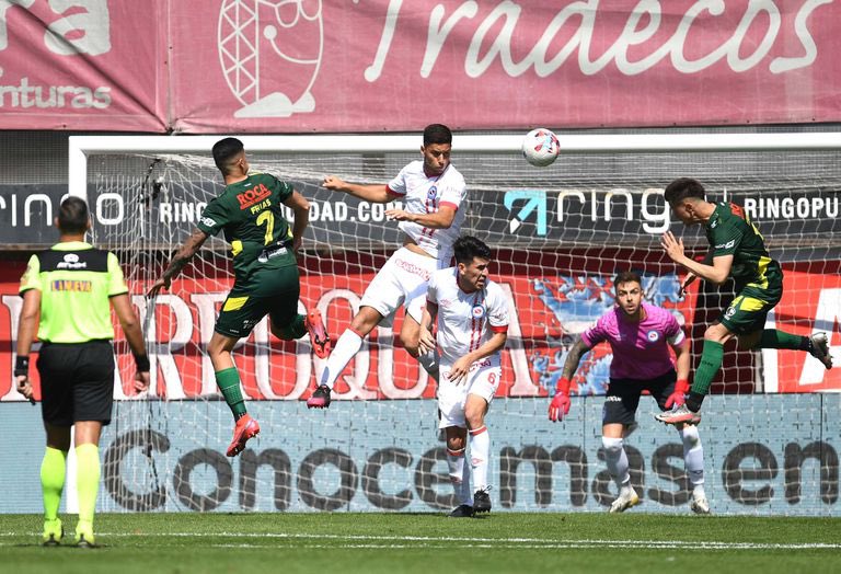 Dmlopez20's tweet photo. #AAAJ En el primer partido con los hinchas en el Diego Armando Maradona desde la vuelta del público, Argentinos cayó 2 a 0 frente a #DefensayJusticia con goles de Tripichio y Bou https://t.co/9Icmyp7EVT