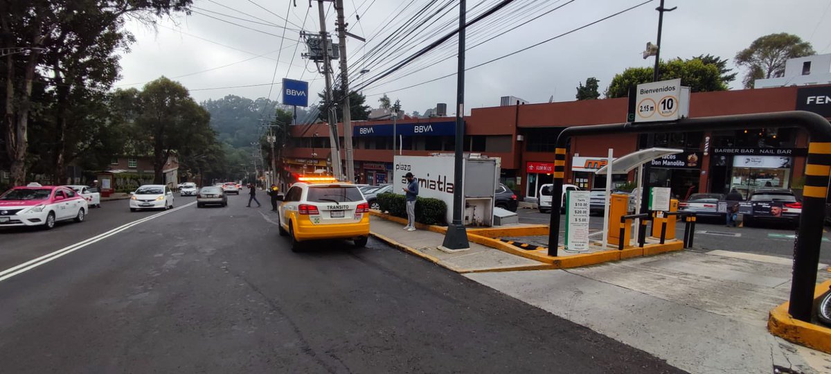 EnlaceTAguilas's tweet photo. #tambien en #Sabado esta @OVIALCDMX @En_LasAguilas y #Axomiatla retirando automovilistas estacionados en 2da y 3ra fila y poniendo #infracciones a autos estacionados en #viaprimaria, agradecidos con #JefeHalcon y #K5 por el compromiso cumplido @LomaAguilassur @PORLASAGUILAS https://t.co/Vd07hXip1P