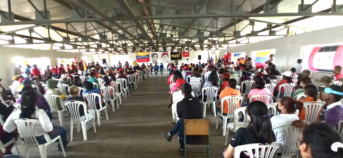amarcanopsuv's tweet photo. Reconfortado, lleno de más militancia y compromiso en este encuentro con los indoblegables de la Parroquia Agua Salada aquí en Ciudad Bolívar @NicolasMaduro @TareckPSUV @PartidoPSUV @comandosergioh gracias por seguir confiando en la Revolución Bolivariana. Vamos a vencer !!! https://t.co/XZMghx3X0o