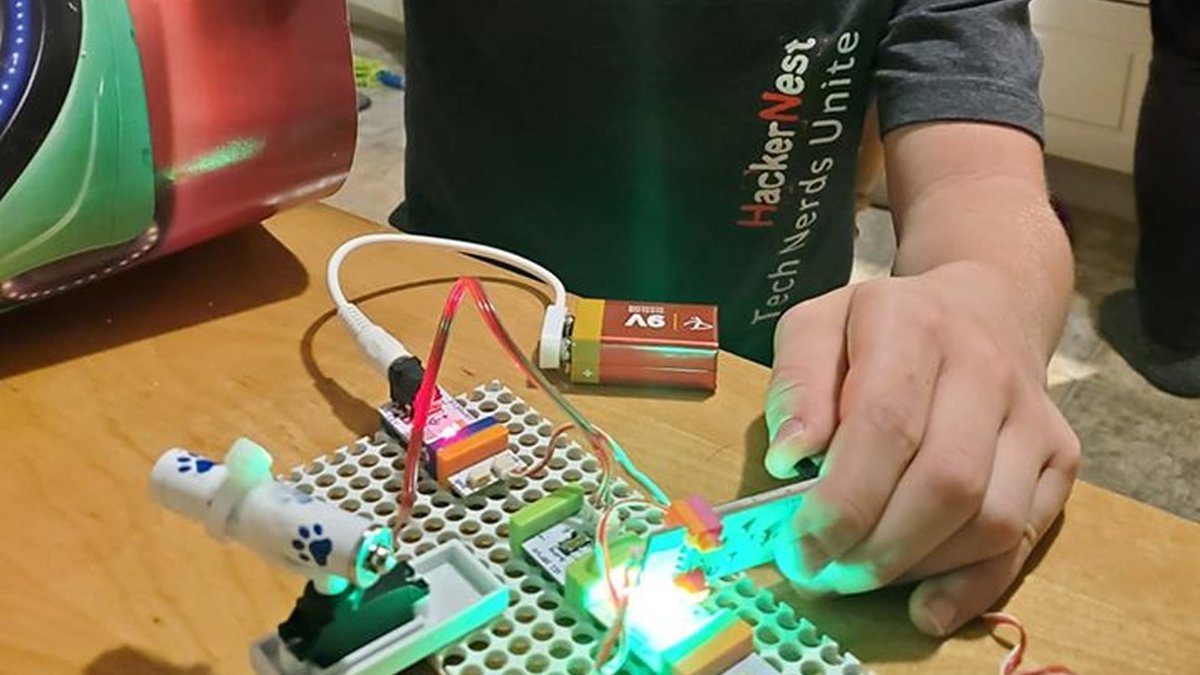 HackerNestBOS's tweet image. When kids get an early start building stuff ... this was at one of the HackerNest Tech Socials ... wasn&apos;t even a hackathon.  #hardware #hacking #leds 🙏🦾 Loving those in-person days! Check our online events in the meantime - Real-time😃, attend from virtually anywhere.