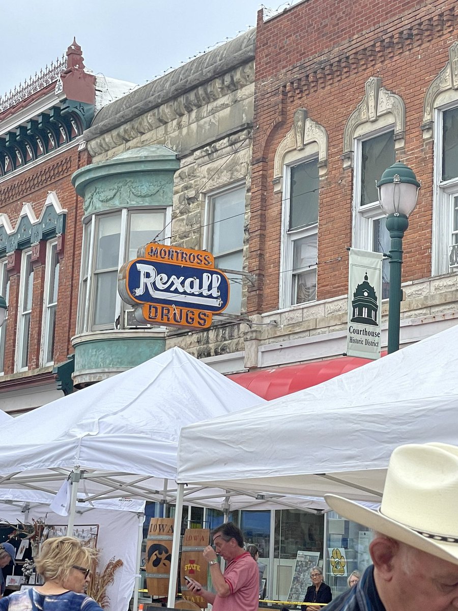 deannalf5's tweet photo. I visited my grandparents home town today. Havenβt been back for 20 years. It was wonderful! #coveredbridgedays #madisoncountyiowa #childhood #stores #homes https://t.co/wKi2trdaDP