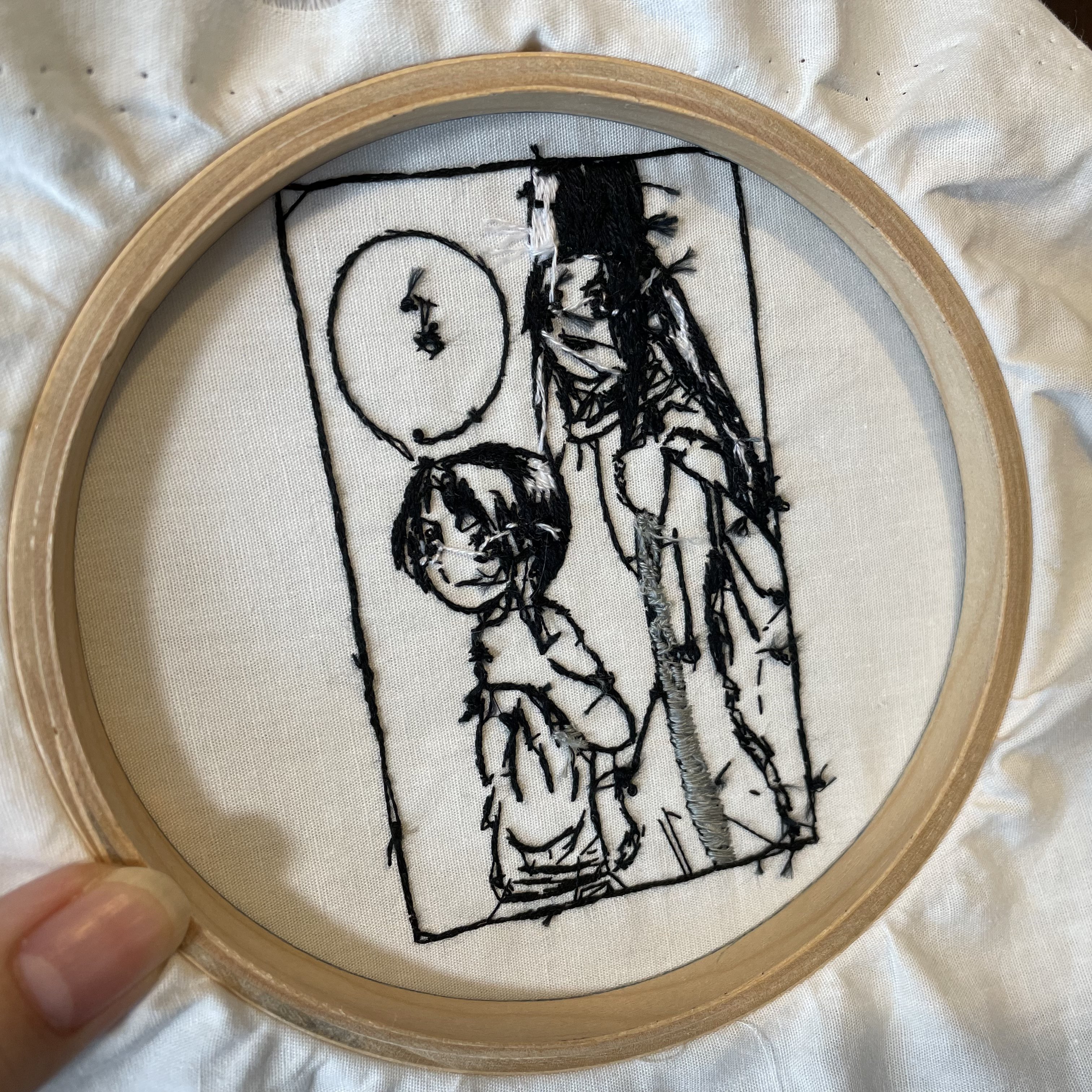 Twitter 上的 黎 初めての漫画刺繍 楽しかった 薄い生地に黒い線だったから 初めて裏を気にしてみた 笑 始まりは面倒で玉結びばっかりしてるしこれでも汚いけど 私からしたらこんなに糸を渡さなくて裏からでもなんの柄かが分かるの初めて T Co