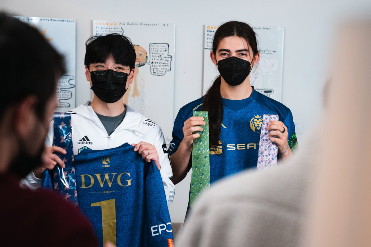 MovistarKOI_en's tweet photo. We've had a meeting with @DWGKIA's Head Coach, kkOma, and exchanged some presents!! 

He gave @MacCLol a beautiful letter written by his wife and two insanely beautiful ties. We gave him Mac's self-designed tie and a dedicated MAD Jersey.

We love #Worlds2021 and these friends!! https://t.co/5IXDHrMncI