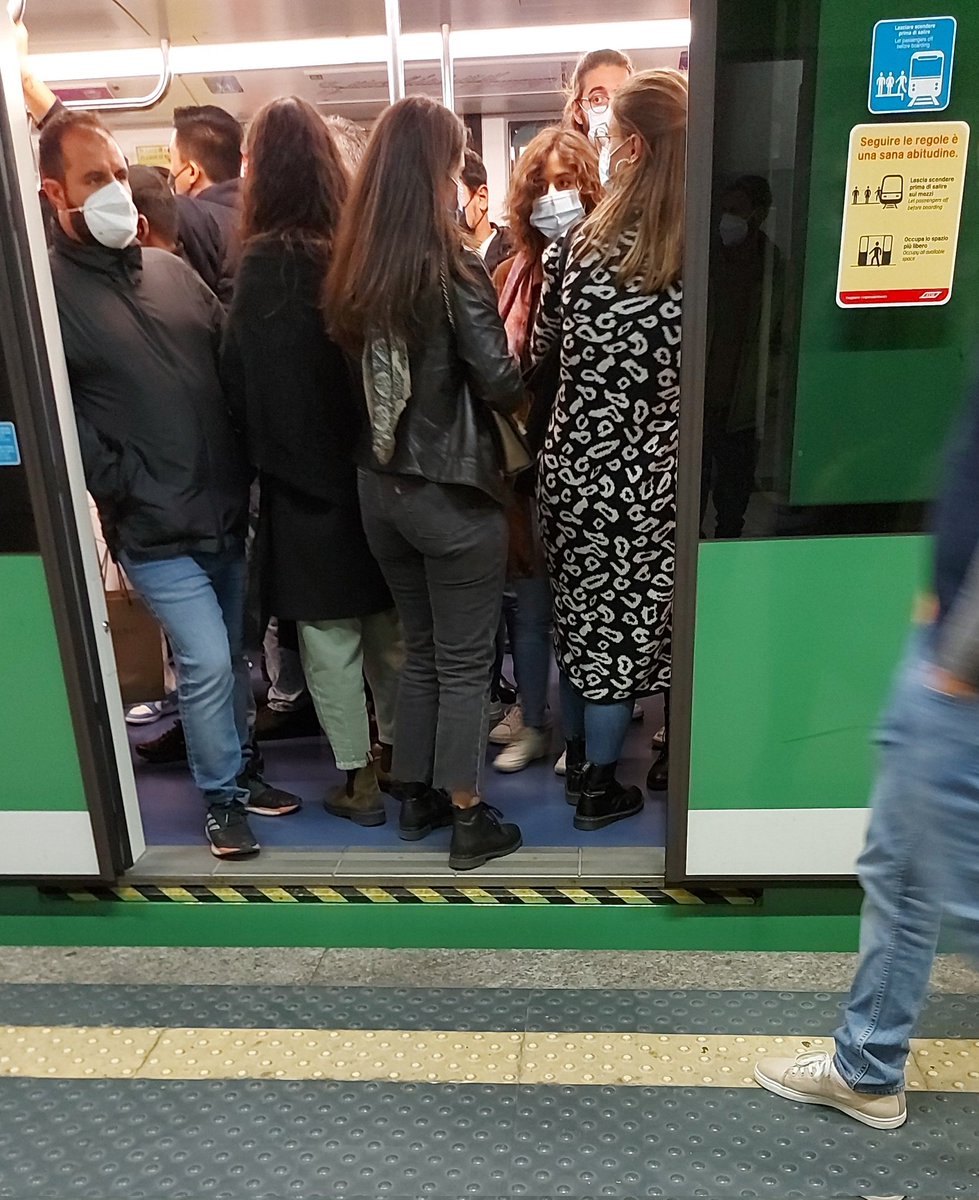 DaniVFerrante's tweet photo. Trova le differenze

#Milano, Metropolitana verde, sabato sera, 00.20 fermata Garibaldi
VS
Potenziamento del servizio @atm_informa https://t.co/27bEwuHklJ
