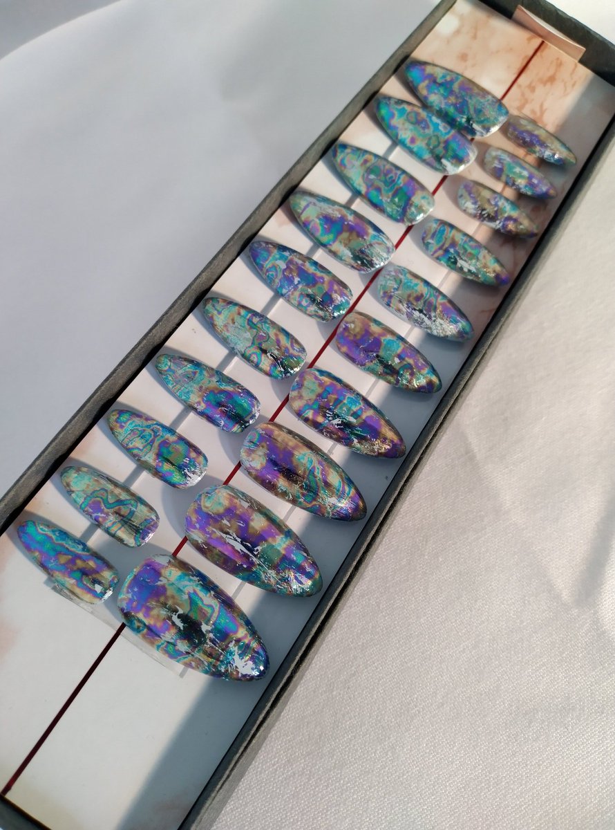 DeViaNt_Nails_'s tweet photo. Another attempt at #foiling, but over the whole nail this time. Still need to work on perfecting it but I think the crumple effect works here!
#nailart #foilnails https://t.co/TBp3YwWtsA