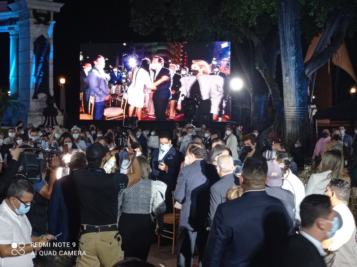 Semirandatorres's tweet photo. Con aplausos de los asistentes fue recibido el exalcalde de Guayaquil, Jaime Nebot, al llegar al Hemiciclo de la Rotonda del malecón Simón Bolívar para participar en la sesión solemne por los 201 años de independencia de #Guayaquil. @eluniversocom https://t.co/u1IsCoMqQN