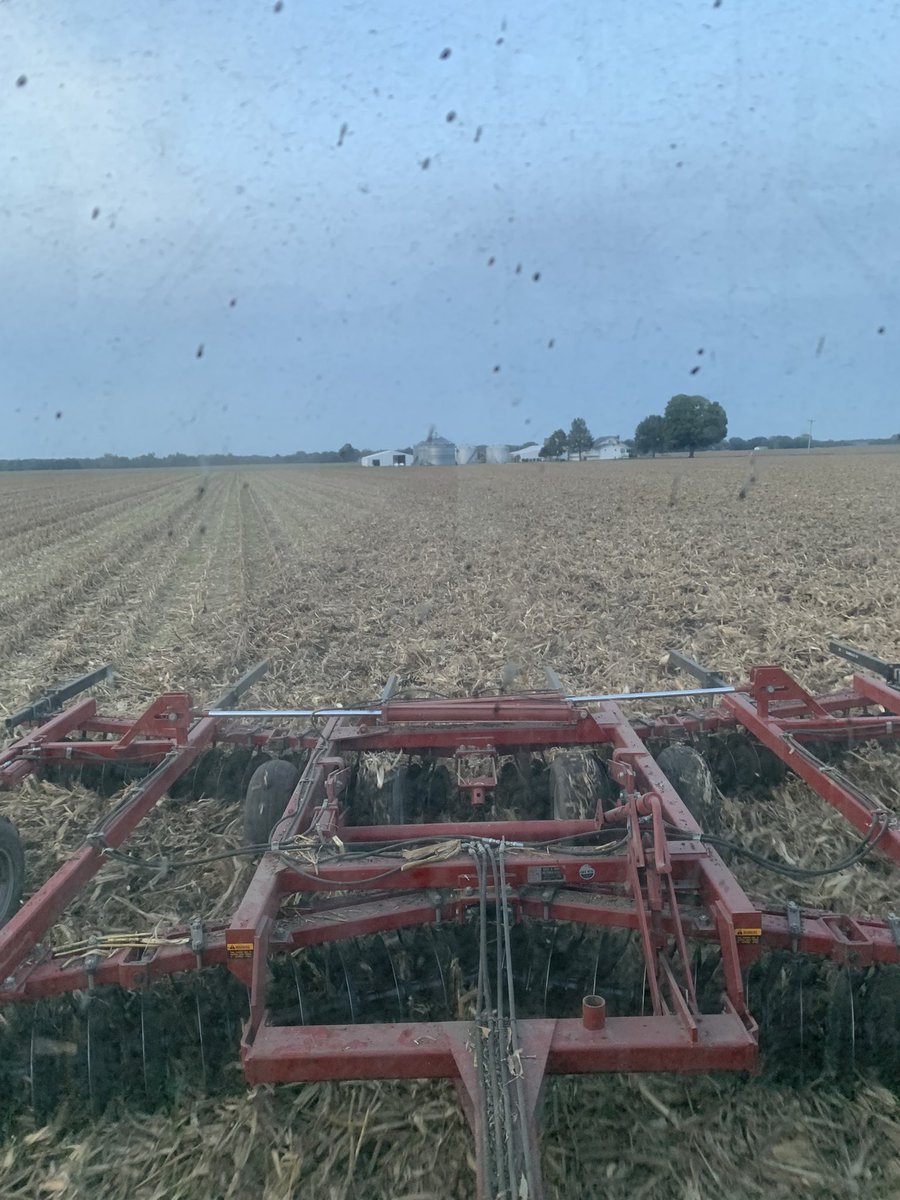 DKPowell87's tweet photo. Taking it old school tonight. Not sure how this thing even works without auto steer! #JD4440 https://t.co/mKetZ43lBB