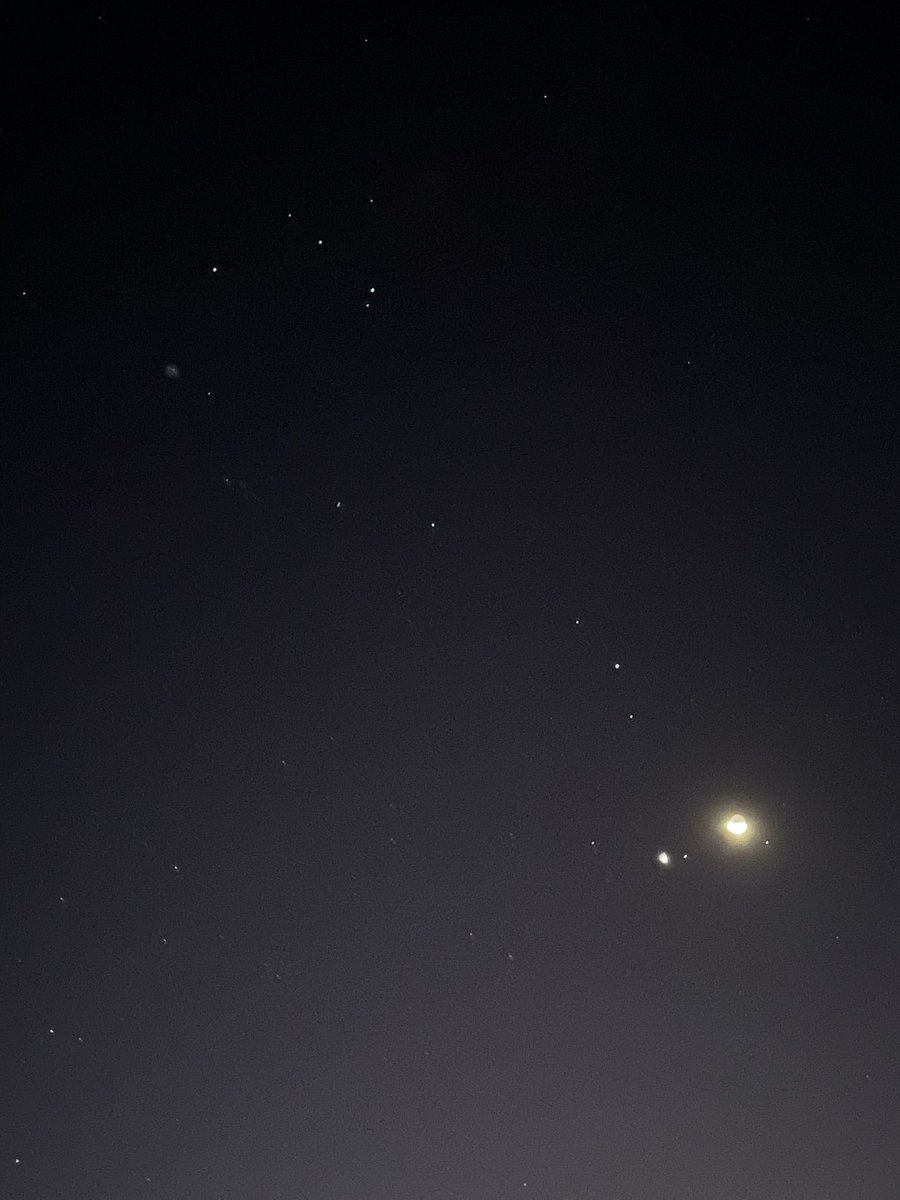 AstroUDP's tweet photo. #Conjunción #Luna #Venus #Escorpión 🤩 https://t.co/46SnkcUJZv
