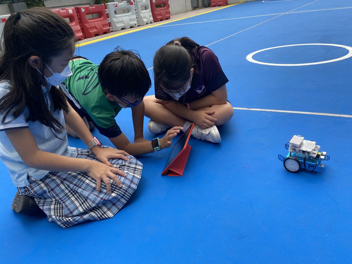 AdamHillEDU's tweet photo. These groups are learning about robotics during iTime. After building these little guys, they had a blast testing them using the @Makeblock and mBlock Blockly apps. I love how, when they didn’t work as expected, they could break them open again and find the issues. #VSAHKG #STEM https://t.co/2HvKLPqZTh