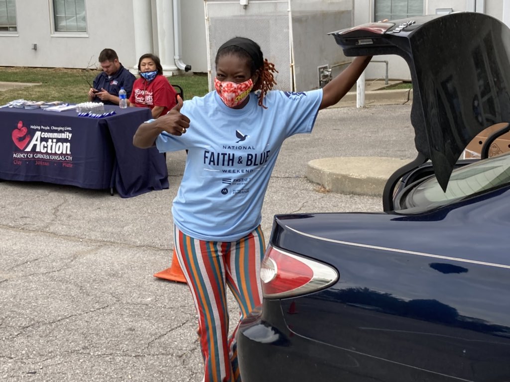 HamilAndy's tweet photo. Great distribution today for the Faith &amp; Blue weekend with KCPD’s CPD, EPD and the Macedonia Baptist church. Also, a big thanks to Harvesters Food Network￼ for the donations…
❤️👍 https://t.co/xP5m7HSFWD