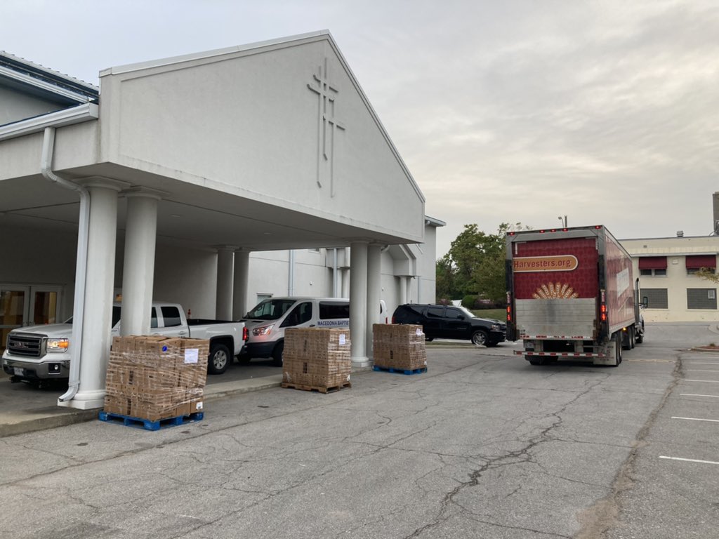 HamilAndy's tweet photo. Great distribution today for the Faith &amp; Blue weekend with KCPD’s CPD, EPD and the Macedonia Baptist church. Also, a big thanks to Harvesters Food Network￼ for the donations…
❤️👍 https://t.co/xP5m7HSFWD