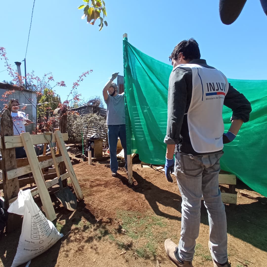 INJUVLosLagos's tweet photo. Jóvenes voluntarios de @SantoTomas_PM y equipo @INJUVLosLagos junto al DR @AguayoBeroiz realizando trabajos para generar conciencia medio ambiental a través de instalación de #AtrapaNieblas para vecinos del sector de #Puaucho en la comuna de #SanJuandelaCosta https://t.co/lFni2iuoUl