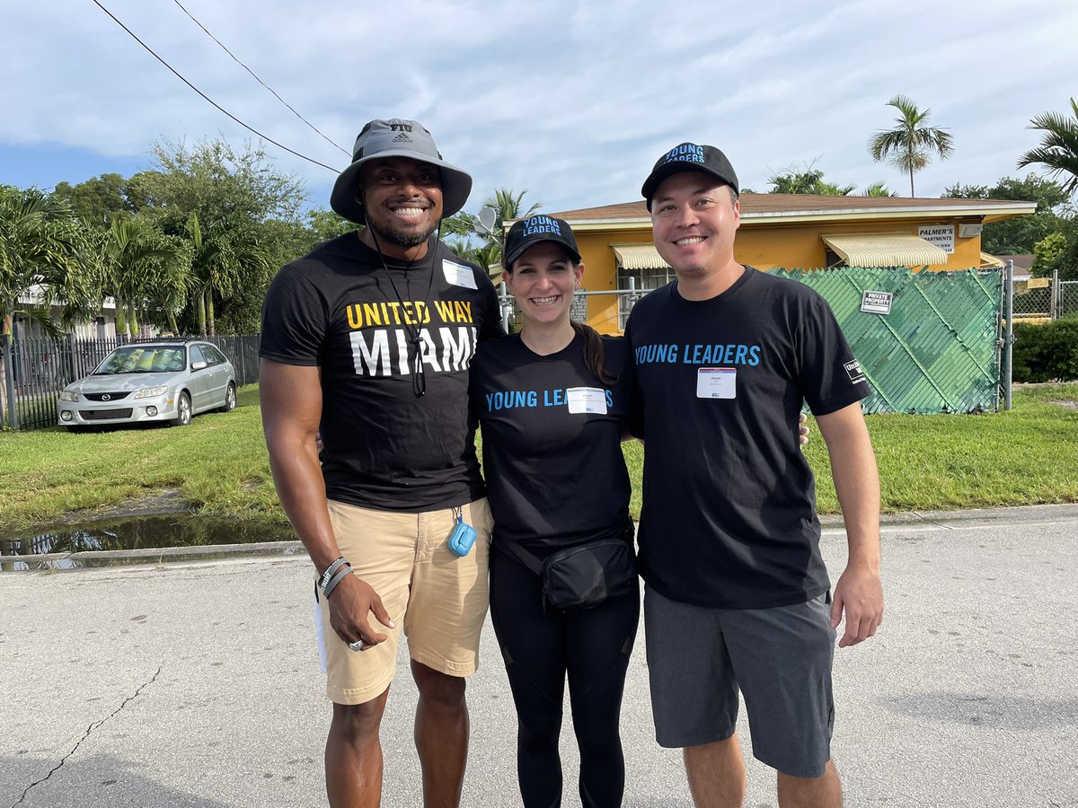 UnitedWayMiami's tweet photo. Starting with the first shift for #LeadersDayofAction we have #GivingCommunity members from  #YoungLeadersMiami, #WomenUnitedMiami, and #LINCMiami 💛💙. 

 #StrongerMiami https://t.co/d5LYEqEwAN