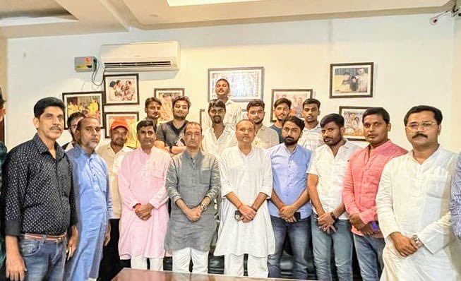 NadeemjavedINC's tweet photo. कल बनारस में आयोजित होने वाली,विशाल किसान न्याय रैली को श्रीमती @priyankagandhi जी संबोधित करेंगी।
रैली की तैयारी तथा अधिक से अधिक संख्या में भागीदारी सुनिश्चित करने हेतु आज,जौनपुर में कांग्रेस के साथियों के साथ महत्वपूर्ण बैठक की।
#ChaloBanaras https://t.co/mRjKfgWV4t