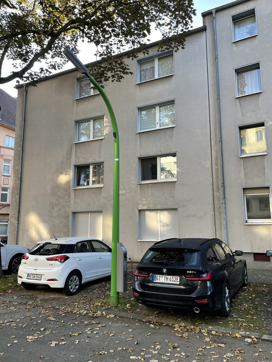PascalLedune's tweet photo. Laden an Straßenlaternen ist eine gute Idee in Ballungsräumen. Gerne Zug um Zug noch viel mehr umrüsten, dann klappt das auch in den Städten. In Dortmund soll es bald 350 geben. Einige gibt es schon… @stadtdortmund @dew21 https://t.co/7ngXiJqG41