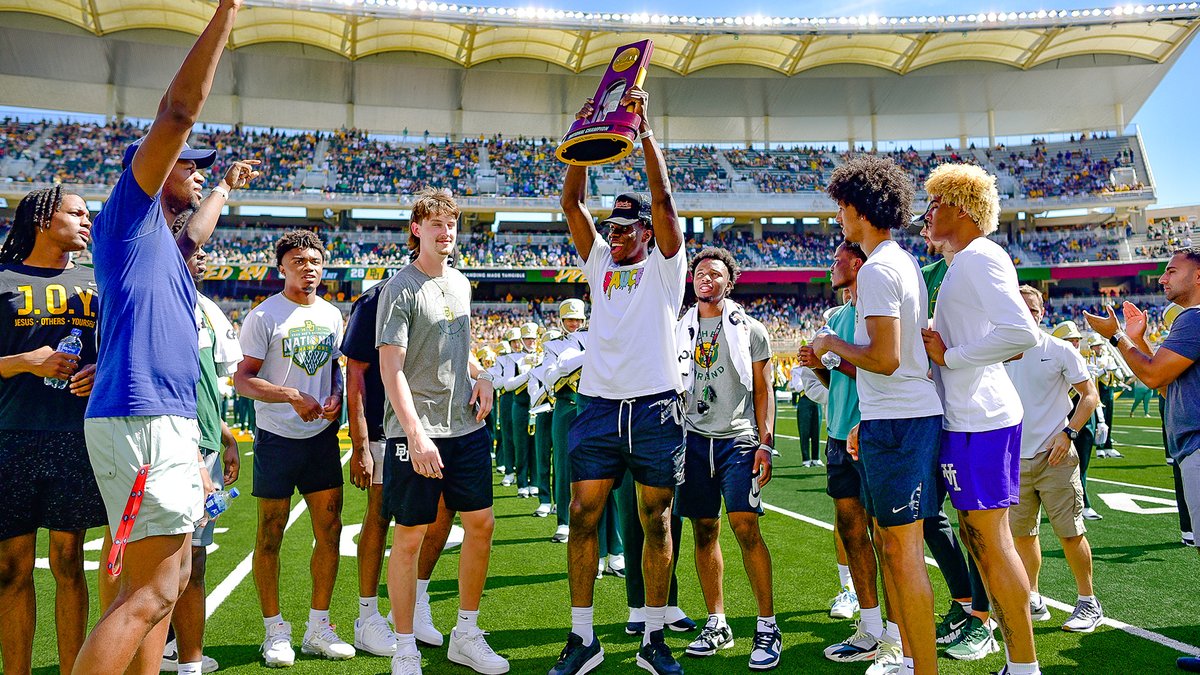 BaylorAthletics's tweet photo. Celebrating Champions.

#SicEm https://t.co/Sv2GqhzUWE