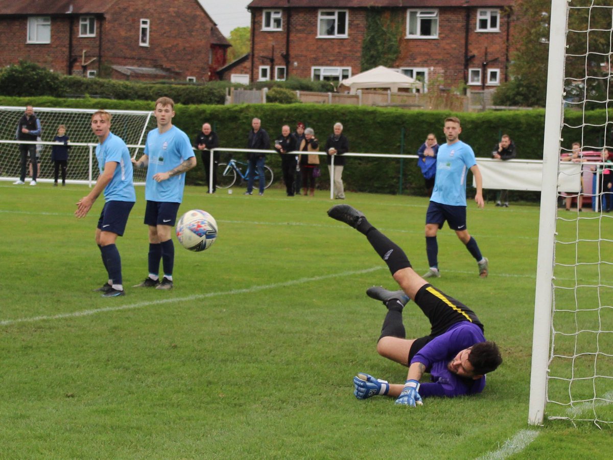 torbs62's tweet photo. @EllesRangers_FC keeper made some fine saves this afternoon in their 3-3 draw against @CheadleNomads @nwcfl #grassrootsfootball #nonleaguefootball https://t.co/SEWOk11Bjz