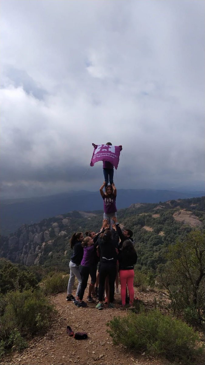 moixiganguers's tweet photo. Els #MiniMoixis han anat avui a la Roca Foradada de Montserrat. Són uns cracs! https://t.co/UwfgQSbAtU