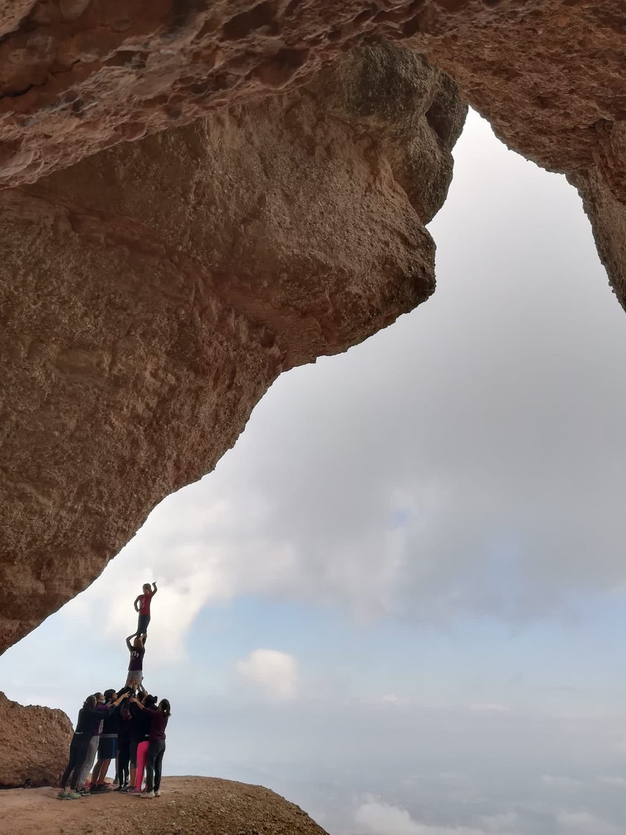 moixiganguers's tweet photo. Els #MiniMoixis han anat avui a la Roca Foradada de Montserrat. Són uns cracs! https://t.co/UwfgQSbAtU