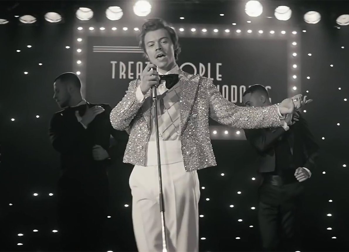 MysunflowerLou's tweet photo. Amigos, hoy es sábado y siempre es buena idea escuchar música mientras estudiamos, hacemos alguna actividad y/o descansamos, así que si pueden y quieren no se olviden de agregar TPWK de Harry y DLBYH de Louis a sus playlist para que ambas canciones lleguen a su meta 🤍✨ https://t.co/MAP18B53qc