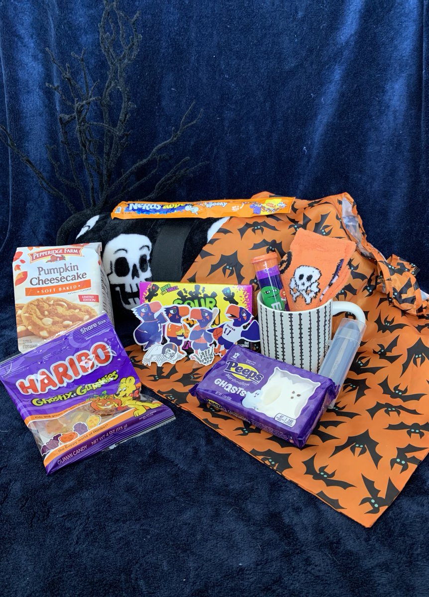 chap_chattels's tweet photo. Howdy folks, today is a beautiful day for some roadrunner football!👀🏈🧡💙 And to celebrate game day we are doing a spooky cool giveaway! Enter to win this creepy cool spooky bag, all you gotta do is like, retweet, and follow us @chap_chattels and @TheBirdPodcast!🧡💙🤙🏼 https://t.co/wcKBXYr5ie