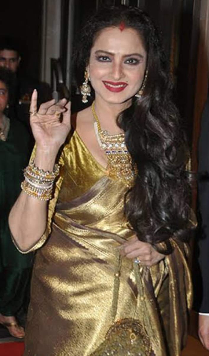 AbhijitMitra09's tweet image. Rekha ji is now 67!! 
But...she is The young lady of India, Warm birthday wishes to my favourite actress Rekha ji 🎂💐❤️❤️ . May you be blessed with a long &amp;amp; healthy life. 🙏🙏
#HappyBirthdayRekhaJi 
#Rekha #actress 
#Bollywood