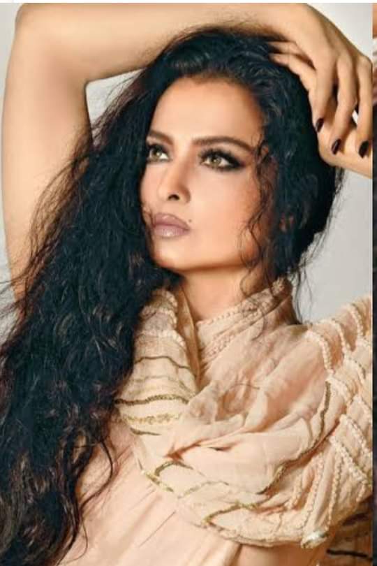 AbhijitMitra09's tweet image. Rekha ji is now 67!! 
But...she is The young lady of India, Warm birthday wishes to my favourite actress Rekha ji 🎂💐❤️❤️ . May you be blessed with a long &amp;amp; healthy life. 🙏🙏
#HappyBirthdayRekhaJi 
#Rekha #actress 
#Bollywood