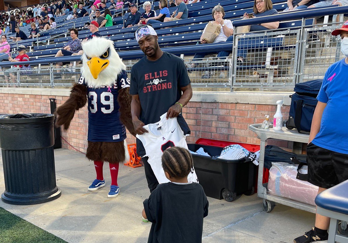 jnewville7766's tweet image. Thank you @alleneaglesfb for making this happen! Super emotional night for all of us. LLM💙 @Marquel2Ellis