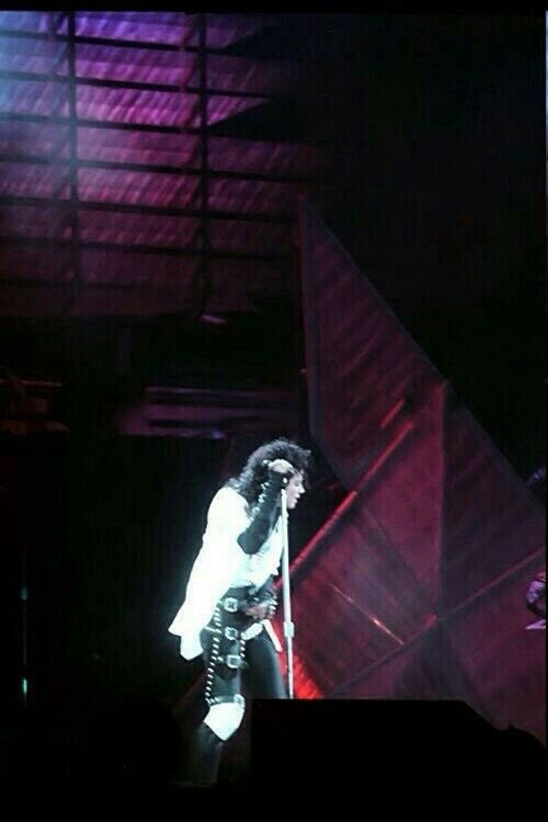 SM00THCRIMlNAL's tweet photo. pov: it’s 1988 and you’re watching michael jackson perform dirty diana live https://t.co/FxgmH5nmko
