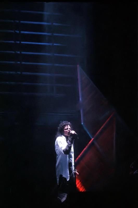 SM00THCRIMlNAL's tweet photo. pov: it’s 1988 and you’re watching michael jackson perform dirty diana live https://t.co/FxgmH5nmko