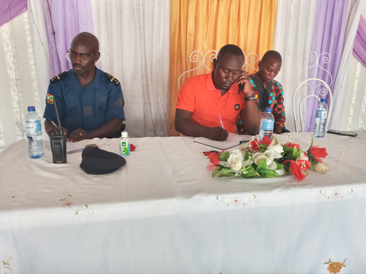 auricnitonde2's tweet photo. Umukuru wa zone Kinama NIYOKWIZERA Astère arikumwe nuwutwara igipolisi muri zone, bakoresheje inama uyu munsi yabahuje n'abenegihugu bo muri Q.CARAMA. Bakaba barabiye hamwe umutekano, iterambere, ikibano, tutibagiye n'ikiza ca corona virus.
@MininterInfosBi @NtahangwaMairie https://t.co/0xgGgn2EaL