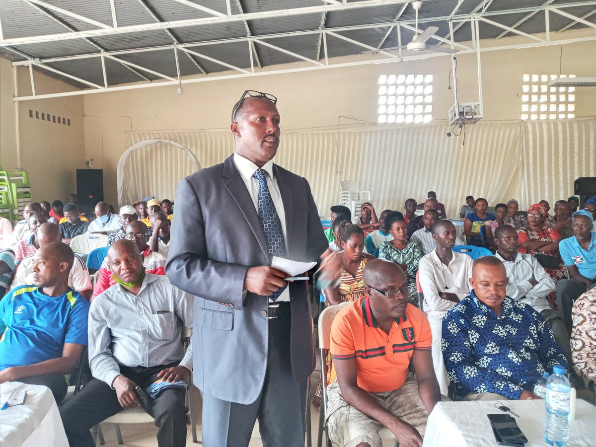 auricnitonde2's tweet photo. Umukuru wa zone Kinama NIYOKWIZERA Astère arikumwe nuwutwara igipolisi muri zone, bakoresheje inama uyu munsi yabahuje n'abenegihugu bo muri Q.CARAMA. Bakaba barabiye hamwe umutekano, iterambere, ikibano, tutibagiye n'ikiza ca corona virus.
@MininterInfosBi @NtahangwaMairie https://t.co/0xgGgn2EaL