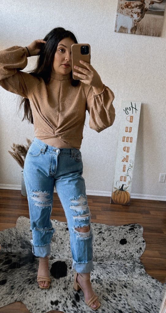 ziacactusb's tweet photo. The Tatum Top 🤩

Mock neck twist top

https://t.co/evmXP0RI2S https://t.co/FYc6CYIlHK