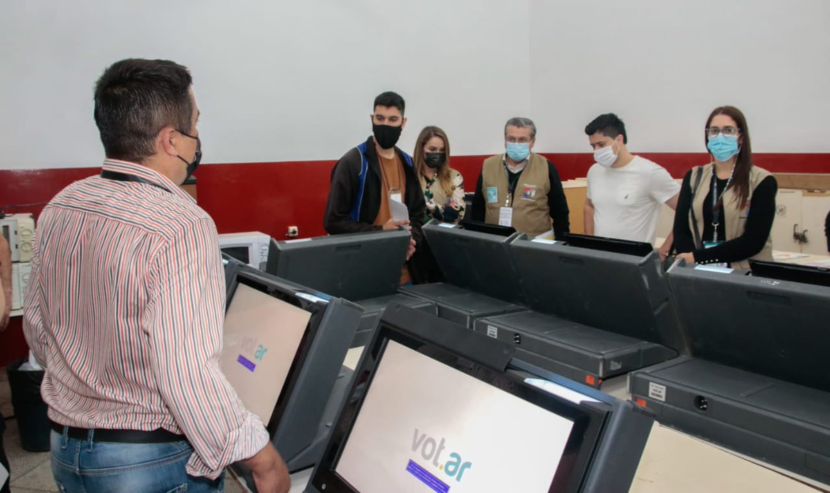 TSJE_Py's tweet photo. #EnDestaque 
Testeo de Máquinas de Votación desde los locales de votación se realizaron con total efectividad.

📍 Más detalles en:
https://t.co/6C2TcsDr6q https://t.co/Sxsf1gFISn