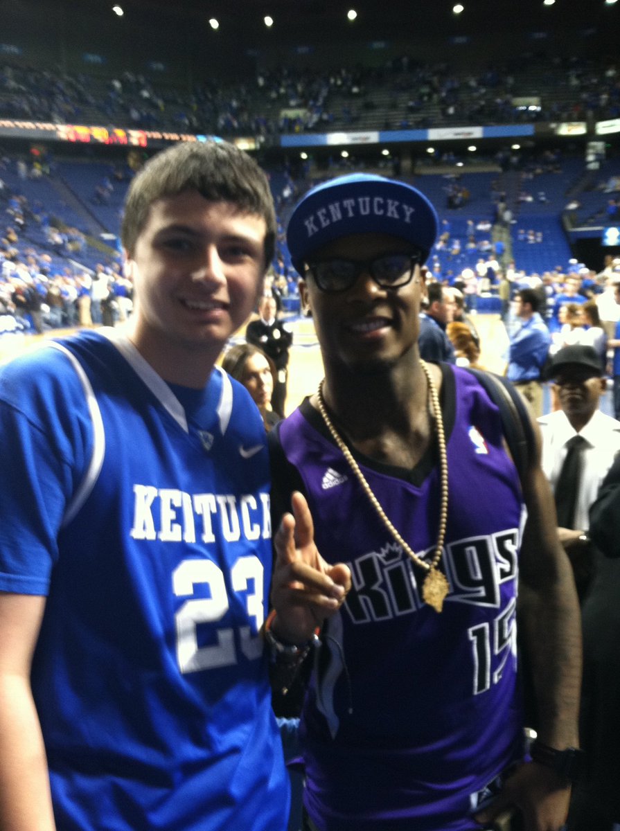 ukwildcat2015's tweet photo. Had a good time seeing @StevieJohnson13 today before the LSU game. Picture on the right was almost 10 years ago in the EZone. Stevie was awesome interacting with both times, thanks to @KentuckyCards for hosting him today! #BeatLSU https://t.co/gp6v1LEsjh