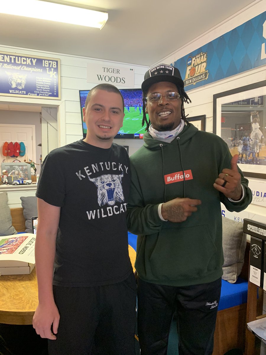 ukwildcat2015's tweet photo. Had a good time seeing @StevieJohnson13 today before the LSU game. Picture on the right was almost 10 years ago in the EZone. Stevie was awesome interacting with both times, thanks to @KentuckyCards for hosting him today! #BeatLSU https://t.co/gp6v1LEsjh