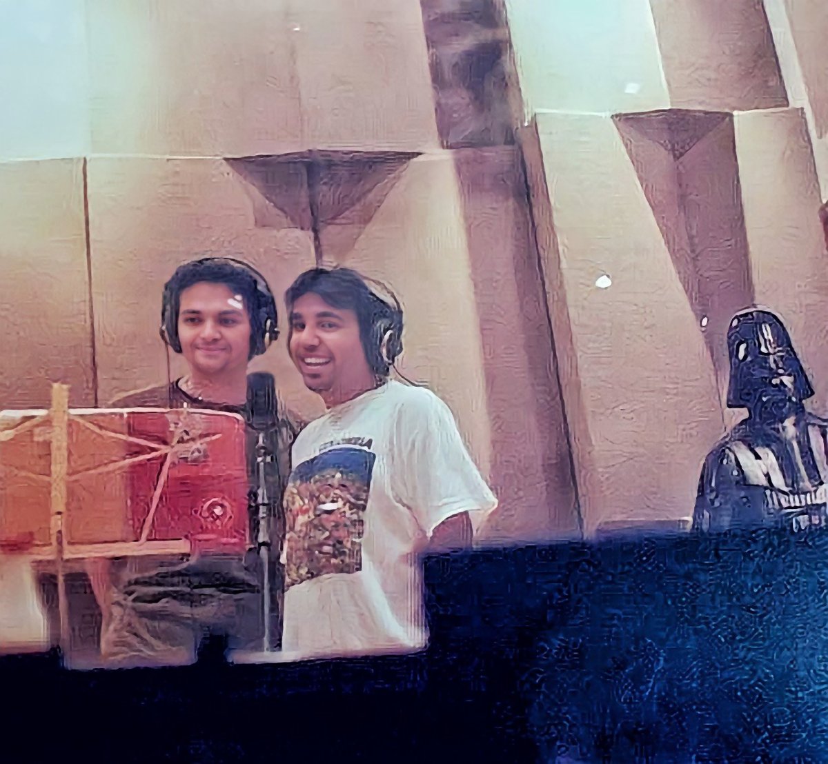 elcabritovudu's tweet photo. #cuartodecontrol año 1999. Rodolfo y Chucho grabando coros de #contrabandomachaka en compañía de #DarthVader. En controles #welitogonzalez los invitamos al XX Aniversario de #Tatuajes de #Pólvora en @CAFEIGUANAMX 30 de octubre LINK EN BIO
Que la fuerza te acompañe cabrito 🤘 https://t.co/uzQnXLbv9E