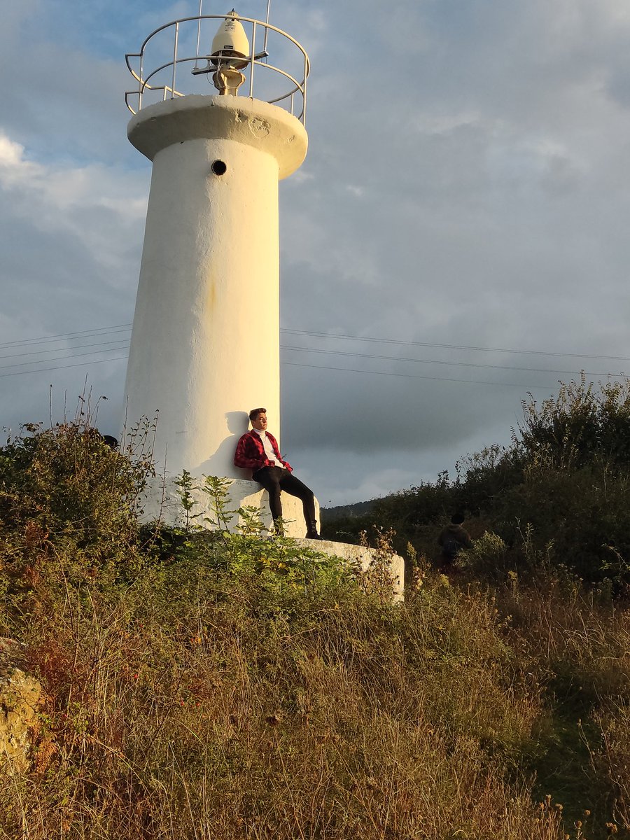Deniz fenerinin dibinde karanlık hüküm sürüyor