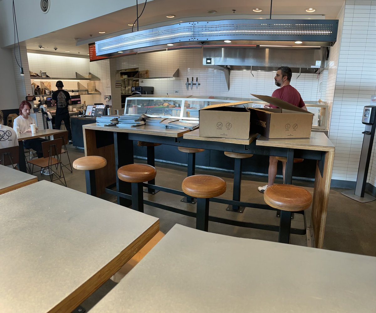 BubbaFB78's tweet photo. @ChipotleTweets Now I can see why my order pick up is 15 min late (and counting)! #Chipotle, where is your customer service and staff? https://t.co/3SlvKdv0zB