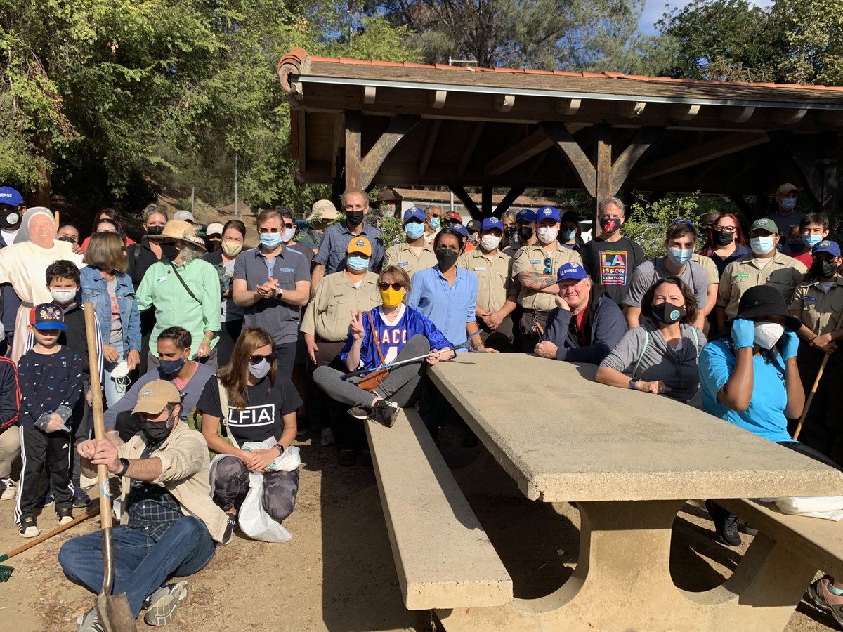 LACityDPW's tweet photo. Today, hundreds of Angelenos joined our #TomLaBonge Day of Service with @lacivilrights and various partners to beautify Griffith Park, Silver Lake, Watts, South LA & North Hollywood. Thank you all for rolling up your sleeves to improve @LACity in honor of #MrLA. #DayofService https://t.co/xRLcRl5SOi