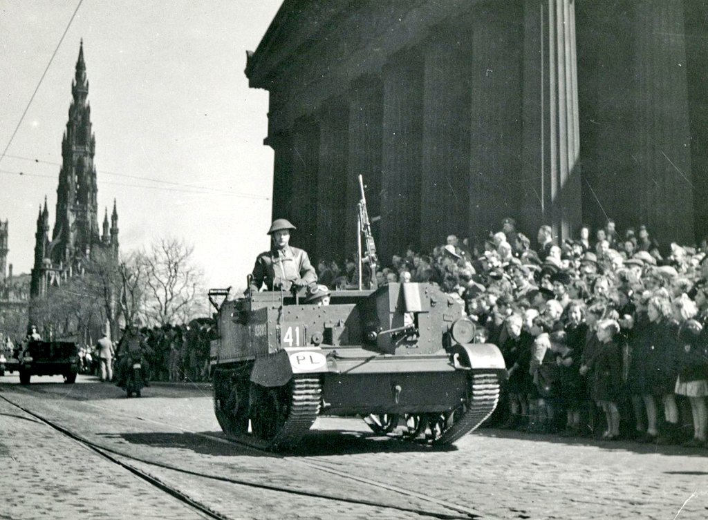 SilenceInPolish's tweet photo. A parade of the 1st Polish Armoured Division in Edinburgh, May 1943 

#CarrierLove https://t.co/2eGhvhlLIZ